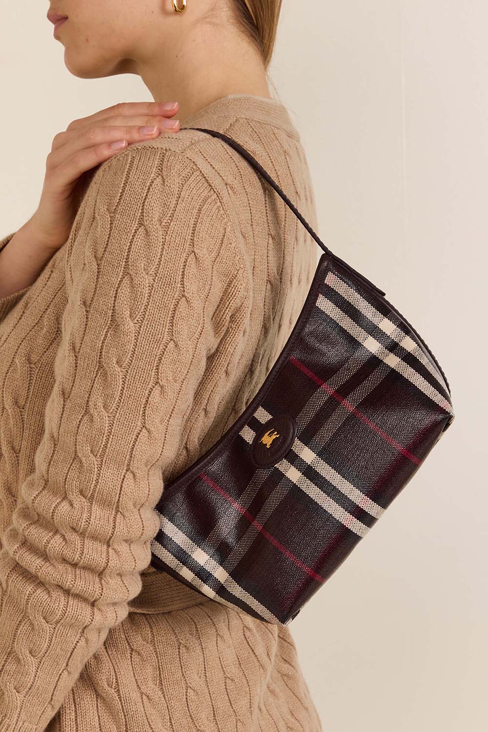 תמונת כל הלוק של תיק כתף בגודל מיני